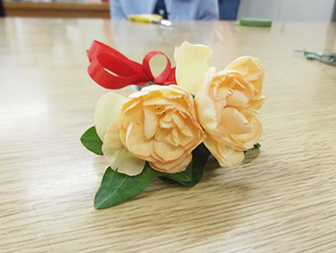 ⑦お花でコサージュをつくろう