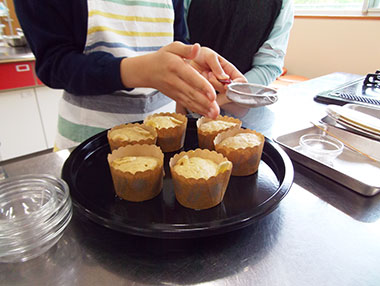 ⑨恵泉産全粒粉で蒸しケーキをつくろう