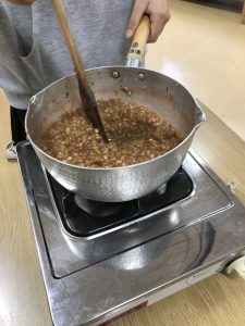 ルバーブジャムの試作の鍋