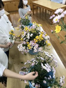 教室用のスプレー菊の花束