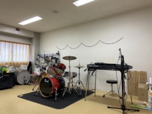 軽音の部室（ドラムとキーボード）