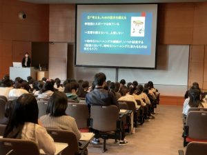 進路指導部長教員から講義を受けている1年生の姿