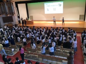 抱きつかれた際に逃げる方法などを実践しているようす