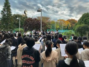 讃美歌を歌っているところ