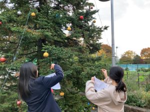 飾りつけをしているところ