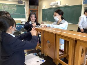 椅子を並べてまさつを軽減