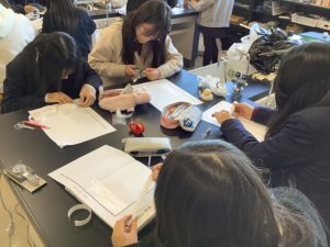 テープを切って貼り付けているところ