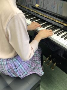 伴奏係がピアノの練習をしている様子
