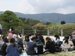 お昼ご飯を食べている様子