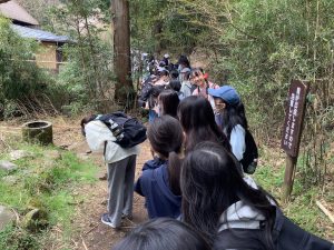 ハイキングの前に人数確認をしている様子