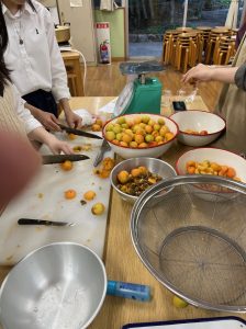 アンズ加工中