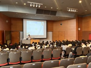 工藤里香先生が思春期の体の変化、心の変化についてお話しされている様子。