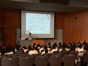 工藤里香先生が体の変化と対人関係において大切なことについてお話しされている