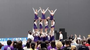チアリーディングクラブ演技のようす１