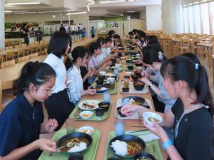 食事をしている様子