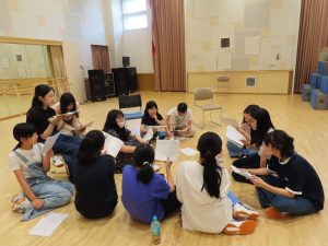 演劇クラブのメンバーが集まって打ち合わせをしている様子