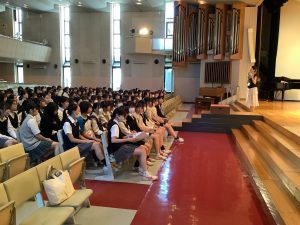 音楽科の教員から、入退場に関する説明を受けている様子