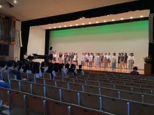 合唱のリハーサルをしている様子