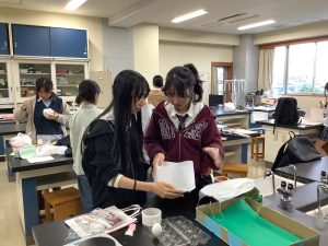 卵を入れているところ