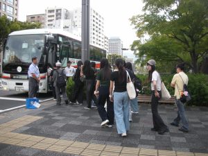 バスに乗り込むところ