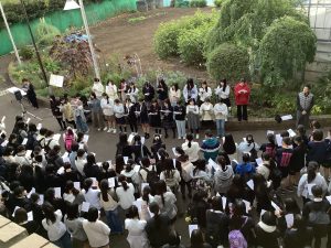 讃美歌を歌っているようす