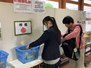 果物を集めている様子