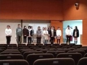 クリスマス訪問のために歌の練習をしている様子