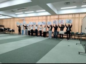 「12日間」という曲の練習をしているところ