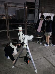 望遠鏡を使っているようす