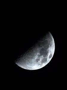 上弦の月を写真に撮る