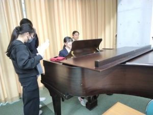 伴奏係がピアノの練習をしているところ①
