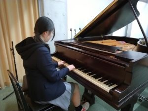 伴奏係がピアノの練習をしているところ②