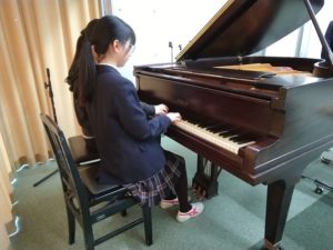 伴奏係がピアノの練習をしているところ③