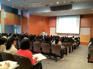 ホールに集まって、模試の結果と解説を聞いている様子