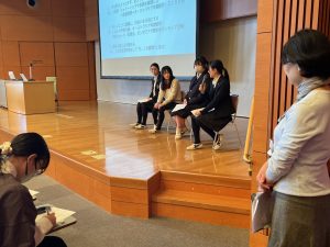 1・2年生から出た質問に答えている6年生