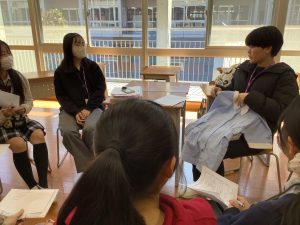 看護学部実習用ユニフォームを見せてもらう