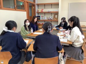薬学部の先輩を囲んで