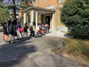 大学に入っていくところ