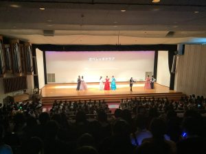 クラブ紹介をしている