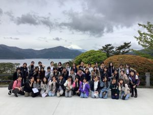 公演の広場で富士山を背景に写真撮影