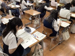 学力推移調査の振り返りを行っている様子