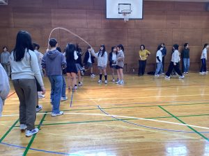 大縄の練習をしている様子