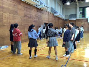 大縄で、より多くの回数を飛べるようにするために作戦会議と円陣を組んでやる気を引き出そうとしている