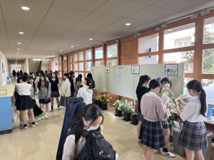 お花を集めているようす