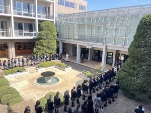 入学式のためにホールに入場している新入生の様子