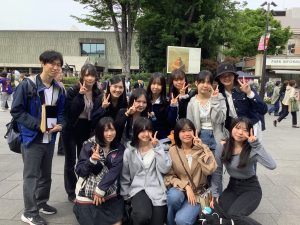 西洋美術館をバックに