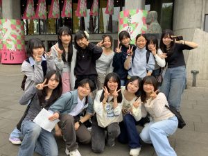 東京文化会館前で