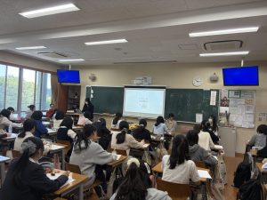 6年生のお話しを聞いている2年生