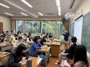6年生のお話しを聞いている2年生