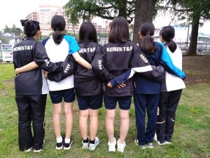リレーチームが並んで写真撮影をしている